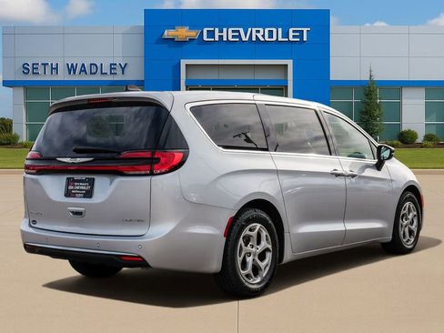 Used 2024 Chrysler Pacifica Limited FWD image 41