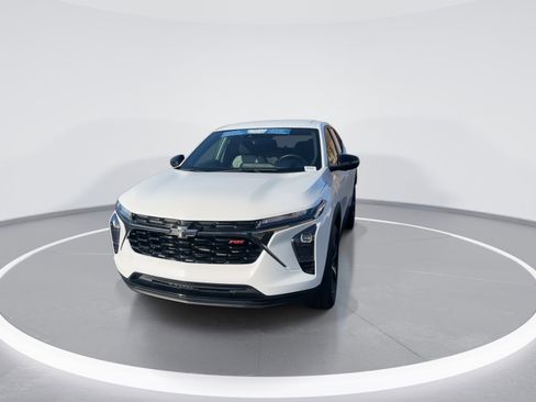 Used 2024 Chevrolet Trax RS w/ Driver Confidence Package image 3