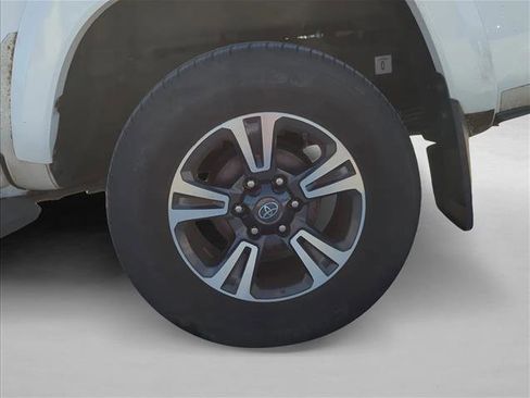 Used 2018 Toyota Tacoma TRD Sport image 6