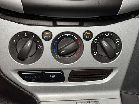 Used 2013 Ford Focus SE w/ SE Winter Pkg FWD image 8