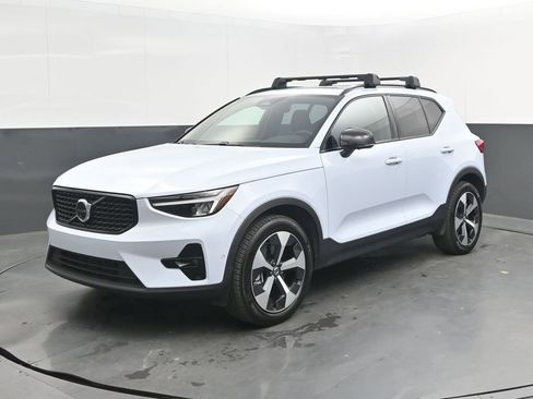 Certified 2025 Volvo XC40 B5 Plus AWD/4WD image 1