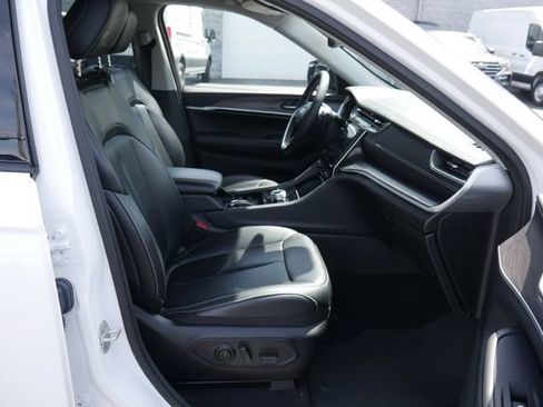 Used 2023 Jeep Grand Cherokee Limited AWD/4WD image 10