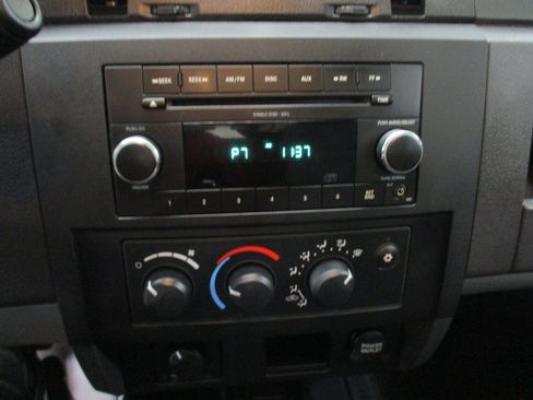 Used 2010 Dodge Dakota Big Horn w/ Extra Security Group image 25