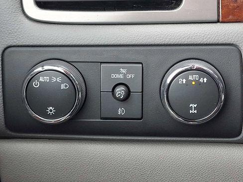 Used 2014 Chevrolet Suburban LT image 27