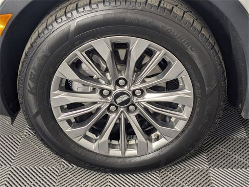 Used 2024 Cadillac XT4 Premium Luxury image 8