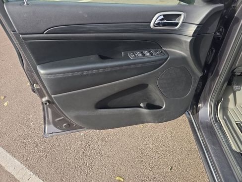 Used 2021 Jeep Grand Cherokee Laredo X image 12