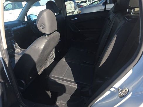 Used 2020 Volkswagen Tiguan SE image 11