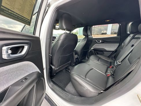 Used 2024 Jeep Compass Latitude AWD/4WD image 17