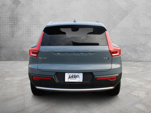 Used 2023 Volvo XC40 B5 Plus image 4