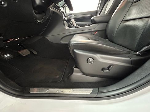 Used 2020 Jeep Grand Cherokee Limited w/ Luxury Group II image 32