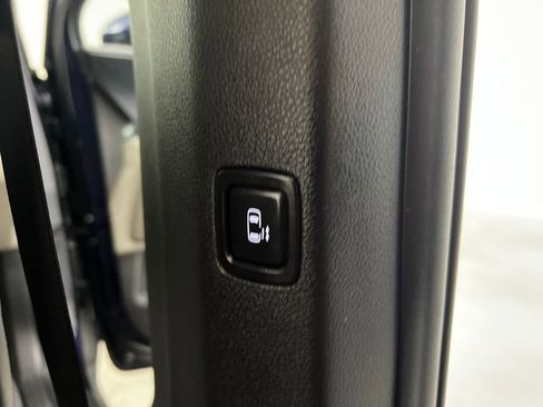 Used 2025 Kia Carnival image 20