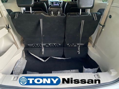 Used 2024 Chrysler Pacifica Touring-L FWD image 11