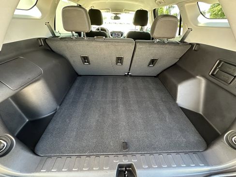 Used 2024 GMC Terrain SLE image 34