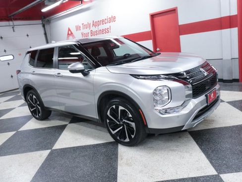 Used 2024 Mitsubishi Outlander SE image 3