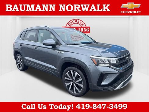 Used 2023 Volkswagen Taos SE FWD image 1