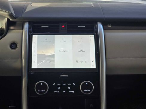 Used 2025 Land Rover Discovery Metropolitan Edition image 13