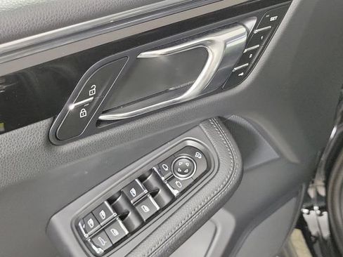 Used 2025 Porsche Macan AWD/4WD image 17