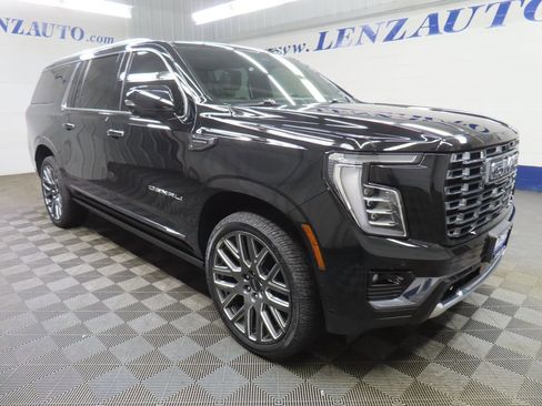 Used 2025 GMC Yukon XL Denali Ultimate AWD/4WD image 3