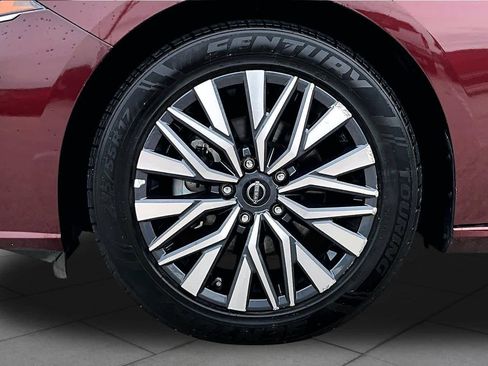 Used 2025 Nissan Altima 2.5 SV FWD image 11