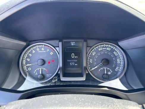 Used 2017 Toyota Tacoma TRD Off-Road w/ Premium & Technology Package AWD/4WD image 19
