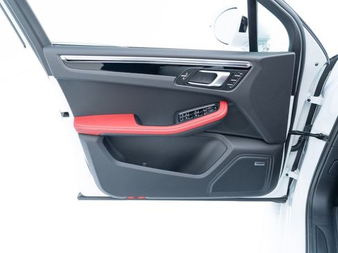 Certified 2025 Porsche Macan image 22