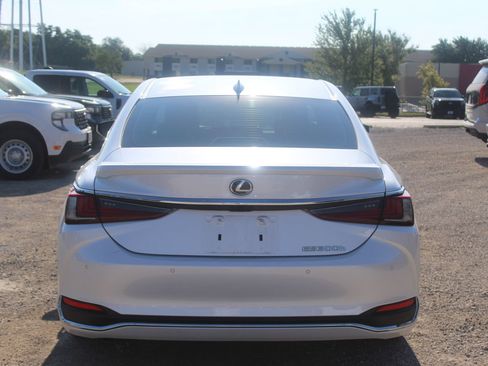 Used 2025 Lexus ES 300h w/ Luxury Package FWD image 5