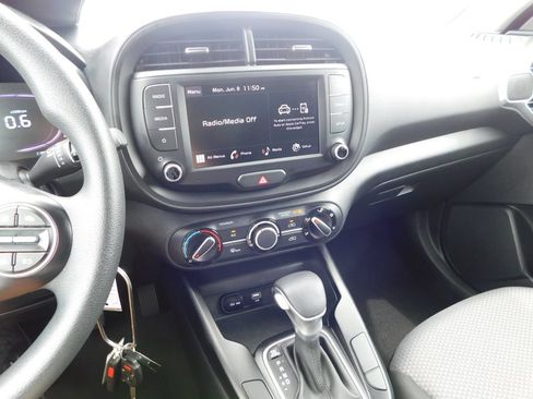 Used 2025 Kia Soul LX w/ LX Technology Package FWD image 32