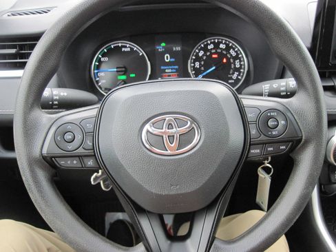 Used 2022 Toyota RAV4 LE image 12