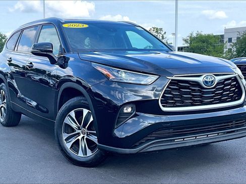 Used 2023 Toyota Highlander XLE FWD image 2
