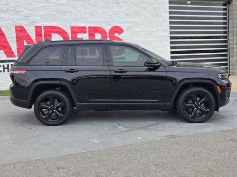 Used 2024 Jeep Grand Cherokee Altitude AWD/4WD image 8