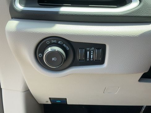 Used 2024 Chrysler Pacifica Touring-L FWD image 18