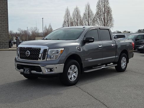 Used 2017 Nissan Titan SV image 2