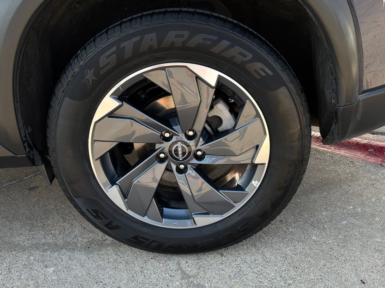 Used 2025 Nissan Rogue SV FWD image 9