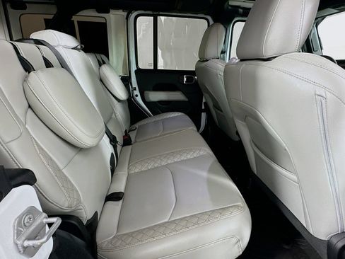 Used 2021 Jeep Wrangler Unlimited Sahara AWD/4WD image 30