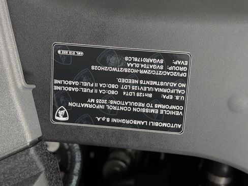 Used 2025 Lamborghini Urus SE AWD/4WD image 50