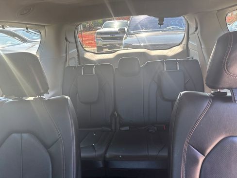 Used 2020 Chrysler Pacifica Touring-L FWD image 11