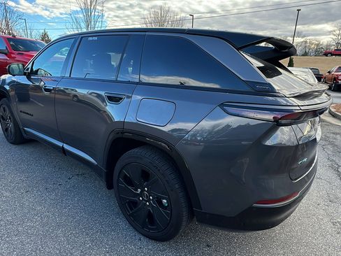 Used 2024 Jeep Wagoneer Launch Edition image 10