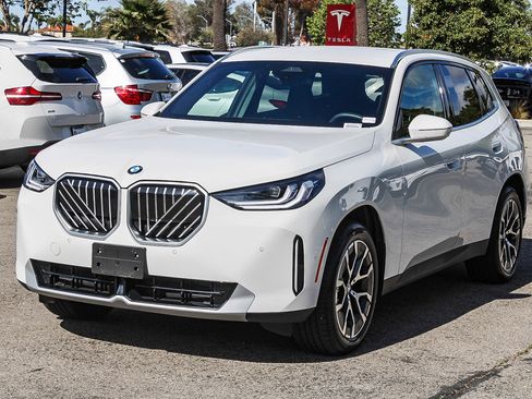 Used 2025 BMW X3 xDrive30i AWD/4WD image 3