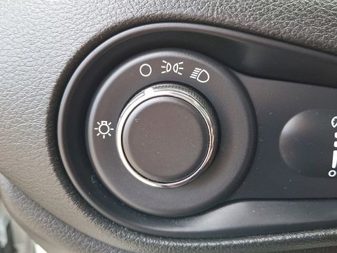 Used 2023 Jeep Renegade Latitude image 21