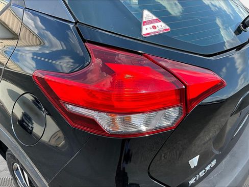 Used 2018 Nissan Kicks SV FWD image 22