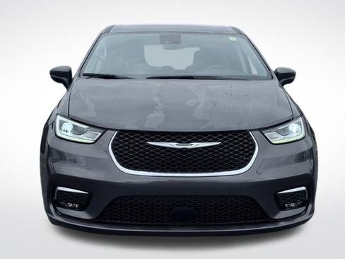 Used 2023 Chrysler Pacifica Touring-L FWD image 2