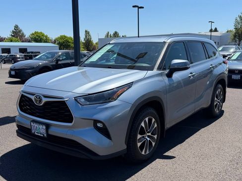 Used 2021 Toyota Highlander XLE AWD/4WD image 4