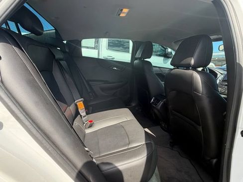 Used 2018 Chevrolet Malibu LT w/ Leather Package FWD image 13