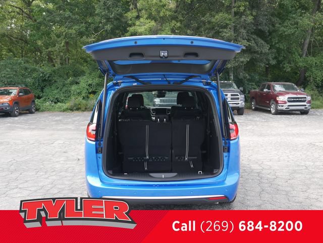 New 2027 Chrysler Pacifica Select FWD image 15