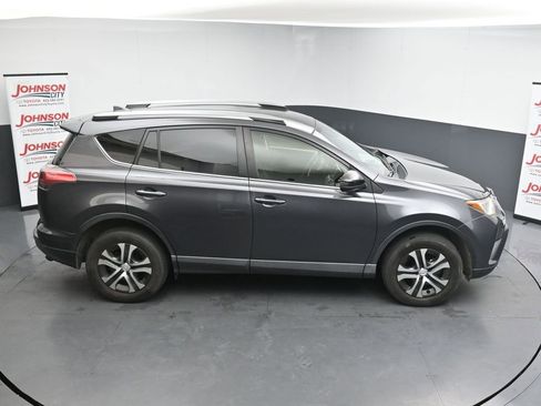Used 2018 Toyota RAV4 LE FWD image 17