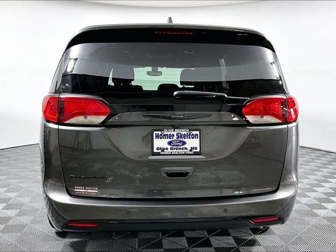 Used 2020 Chrysler Pacifica Touring w/ S Appearance Package FWD image 4