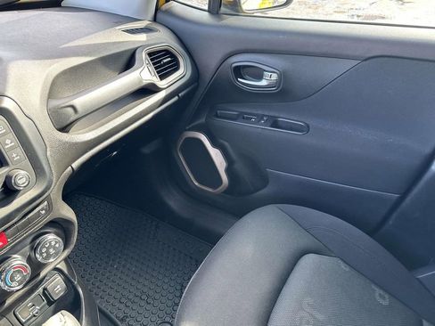 Used 2017 Jeep Renegade Latitude w/ Cold Weather Group image 32