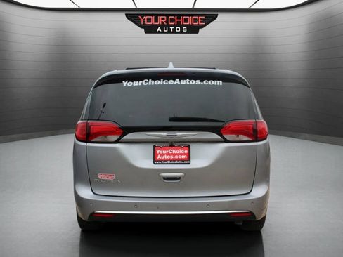 Used 2020 Chrysler Pacifica Touring-L FWD image 4