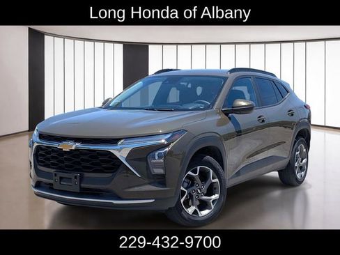 Used 2024 Chevrolet Trax LT FWD image 1