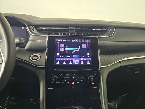 Used 2024 Jeep Grand Cherokee Altitude RWD image 10